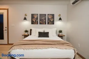 Studio Luxe - 1BR-1BA - Private Patio & Grill - Image 2