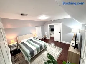 Spacious Yale 2BR with Full Kitchen & WiFi - Image 3