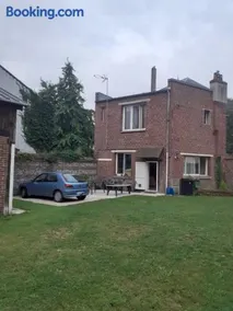 Chez Vincent, Chambre double avec salle de bain, wc et accès privés, très bon emplacement dans Dieppe, au calme, avec Parking Gratuit et Clôturé, terrasse et grand jardin, Animaux admis, pas de cuisine mais micro ondes et bouilloire fournis - Image 4