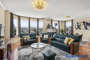 Beautiful Spacious House 2BR / 4BR in Silver Terrace - Image 1