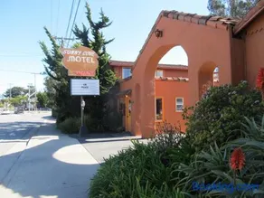 Sunny Cove Motel - Image 1