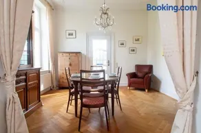 Apartment in stylish city villa - Image 2