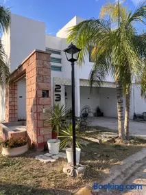 Casa completa, 4 dormitorios, 7 camas dobles, 4 sofá cama, 3 baños 1 en planta baja, cocina equipada, consola Arcade, asador, juguetes para niños, plancha, secadora, cafetera, etc, fraccionamiento privado, zona de vías rápidas y toallas - Image 2