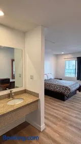 Budget inn Whittier - Image 4