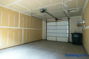 Peaceful Townhome Fast WiFi Enclosed Garage - Image 5