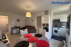 Modern apartment with direct beach access - Image 2
