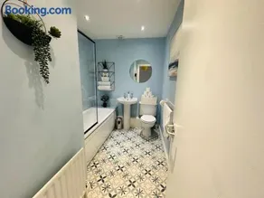 Stunning semi-detached townhouse, Holywood, Sleeps 6 - 10 mins from Belfast - Image 5