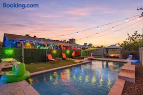 Minutes to Old Town & Stadium, Pool, Sauna, Gazebo, Hot Tub, Fire Pit, Sleeps 14 - Image 2