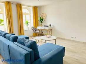 FILMAP-Charmant-Modern-Zentral-Balkon-Beamer-Spieletisch - Image 3
