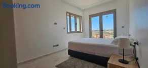 Bright 100m2 apartment with panoramic view and terrace - Image 2