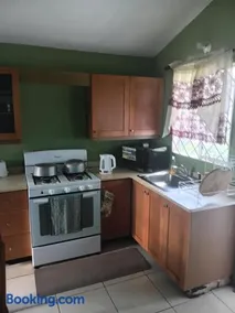 Cheerful 2-Bedroom Home in Falmouth Garden - Image 5