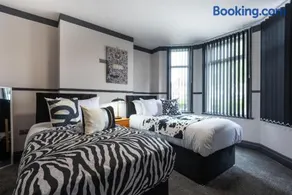 4 Bedroom Quiet Leafy Snazzy Elroi Exclusive 2 Vehicles Private Parking Home - A63 - Close to shops - Image 5