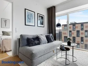 Sanders Arena - Chic Three-Bedroom Apartment Close to Metro Station - Image 5