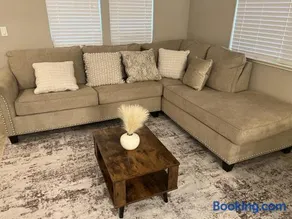 Placid Vibe Spacious 7-BR with Free Parking - Image 2