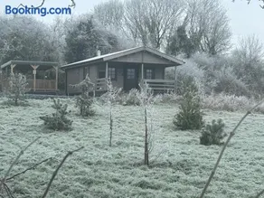 LITTLE ROCK RETREAT Log Cabin with Hot Tub - Image 1