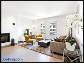 Puerto Banus luxury apartment located in harbor - Image 2