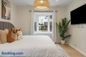 Stunning Retro Beach Oasis, Dual Living, Pool - Image 2