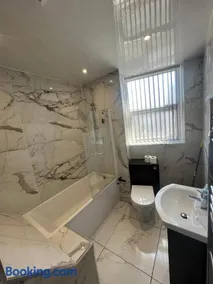 City West Apartments 3 bedroom large & modern Apartment - Image 3