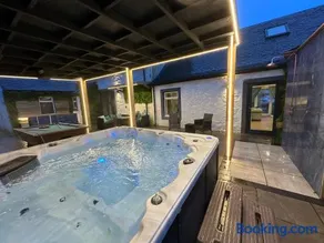The Hideaway - Farm Stay with hottub, pool table and outdoor cinema - Image 5