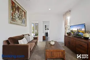 Belrose 2 Bed Holiday Home Free Parking - Image 1