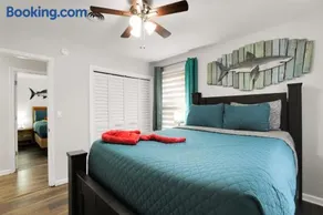 Ocean - 5 Beds Retreat with Pickleball, Arcade, Grill & Beach Access! - Image 5