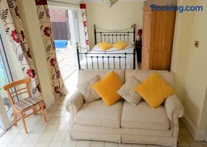 Colchester Sunny Apartment with Pool and EV Car Point - Image 4