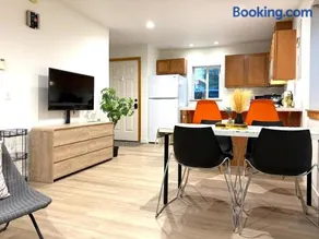 Cozy 2BR City Stay- 2-Min Walk to Light Rail - Image 3