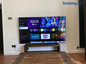6 Bedroom Bungalow Ascot Racecourse LegoLand Windsor Castle 75" TV - Image 2