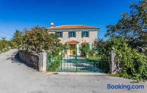 Holiday house KRAS with spacious garden - Image 1