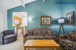 Cedarbrook Queen Suite 109 - Image 3