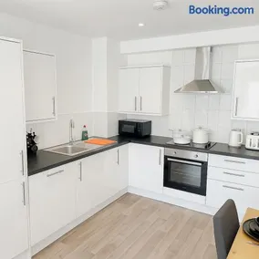 Modern 3BR 3BA Watford Home, For Contractors & Families, Close to Warner Bros, Free Parking, Sleeps 6 - Image 2