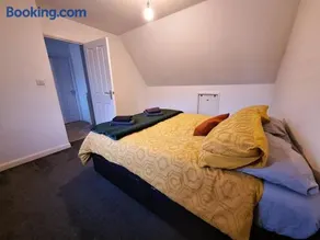 Modern home close to amenities and transport links - Image 2