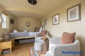 Riverside Shepherd’s Hut with Hot Tub - Image 2