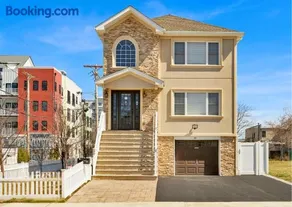 The Seabreeze Haven- Luxury 3BR Coastal Retreat - Near Beach & Free Parking - Image 2