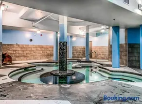 Elevated Penthouse - Pool, Hot Tub & Relaxing Atmosphere! - Image 4
