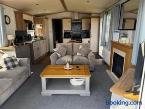 Cosy 2 bed in Dovercourt Holiday Park -Sleeps 6 - Image 1