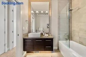 Luxury Cityscape Retreat with Hot Tub - Image 2