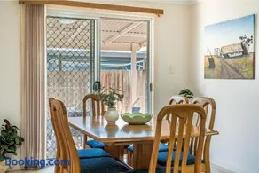 Waratah Retreat - Image 2