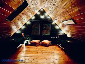 MOONLIGHT MOUNTAIN MANOR - Cedar Hot Tub, Views & Games - Image 5
