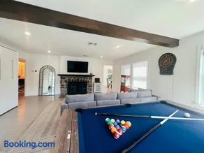 Blue House, King Bed, Grill, Pool Table, Air Hockey, Ping Pong - Image 3