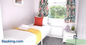 4-5 Bedroom House Garden Lots of Parking 15 min to city Close to motorway - Image 4