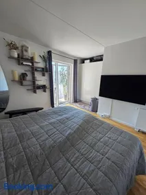 Modern apartment with unique sea view beside metro - Image 3
