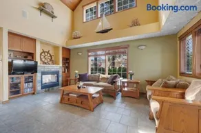 3BR Retreat 8 Blocks to Beach Jacuzzi Tub - Image 4