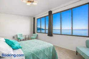 Waterfront Haven with Spectacular View in Bainbridge - Image 4