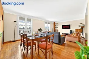 Quartier Arc de Triomphe 2 Bedroom Apartment with Netflix - Image 3