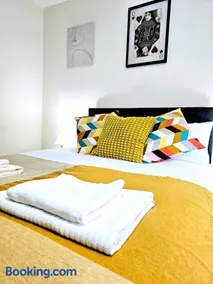 Beautiful Townhouse with Netflix - Image 4
