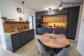 Apartman Nebo Moderan smještaj, 5G Internet, Parking, Pogled i Besplatne ulaznice za Mini Zoo - Image 1