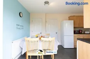 3 Bedroom House By B and R Serviced Accommodation Amesbury With Wifi & Free Parking - Image 3