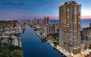 Luxury Condo with Jacuzzi and Amenities - Image 4