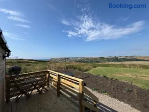 Luxury shepherd hut with hot tub & sea views - Image 3